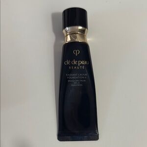 Clé de Peau Beauté Radiant Cream Foundation 020